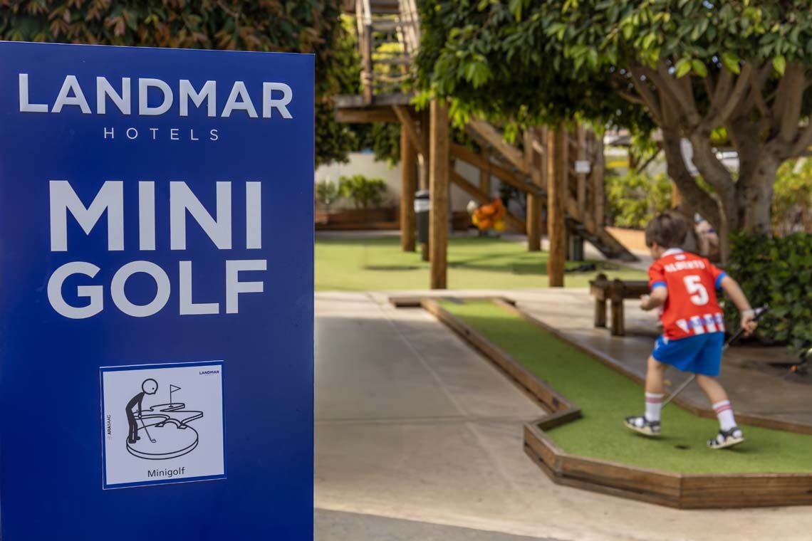 Mini golf en Landmar Hotels: ¡diversión para toda la familia!