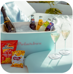 un groupe de personnes se tient sur une scène dans un cercle