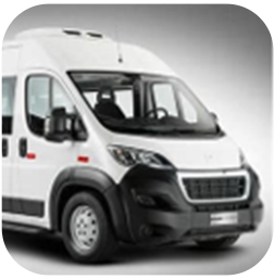 un groupe de personnes se tient sur une scène dans un cercle