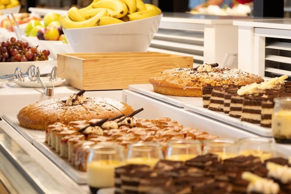 un buffet de desserts avec un bol de bananes en arrière-plan