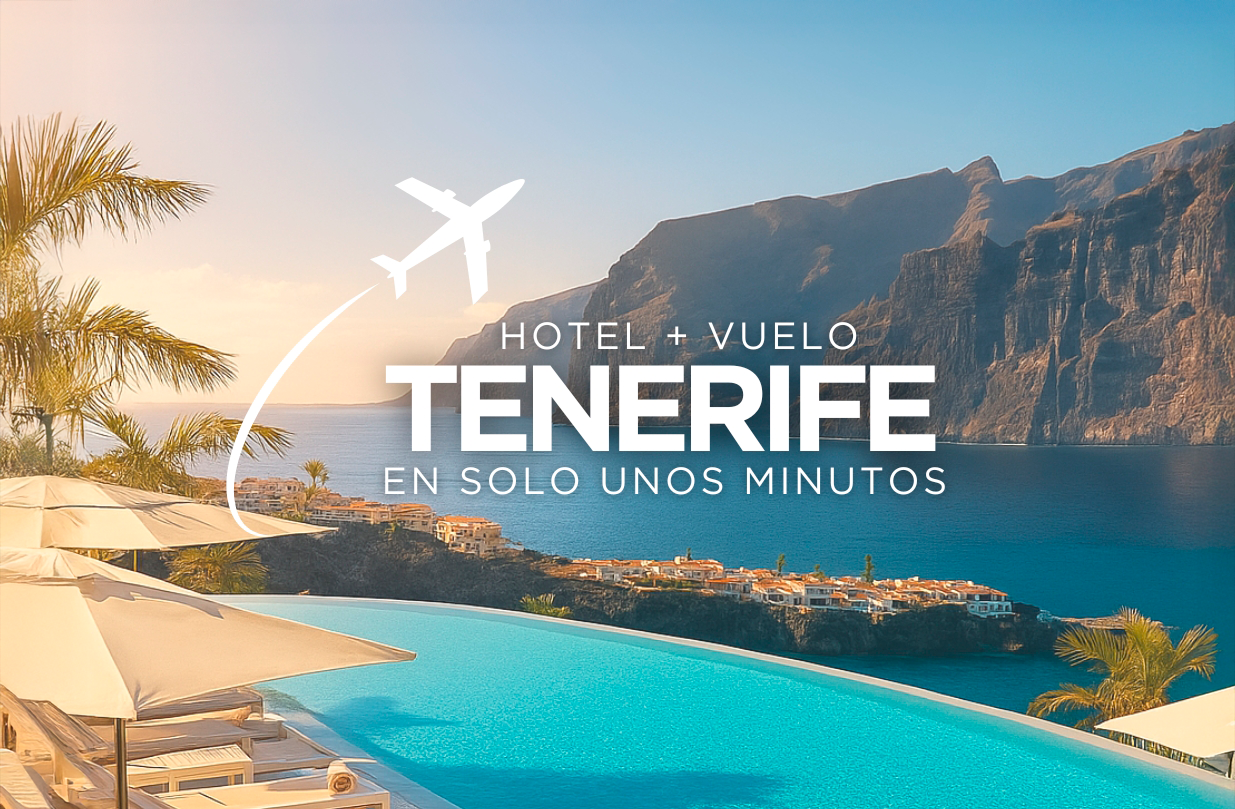 una mujer con un abrigo rojo y botones dorados está parada frente a una palmera .