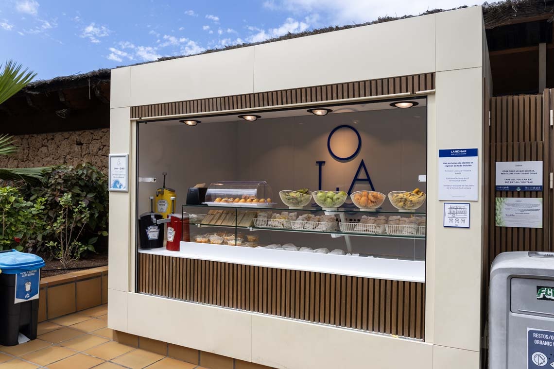 Kiosko Landmar con pastelería, fruta y servicio para llevar.