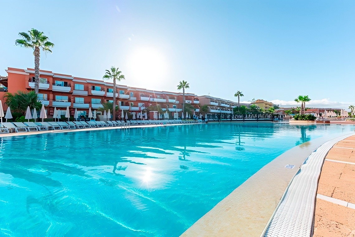 un salon avec un canapé et une télévision