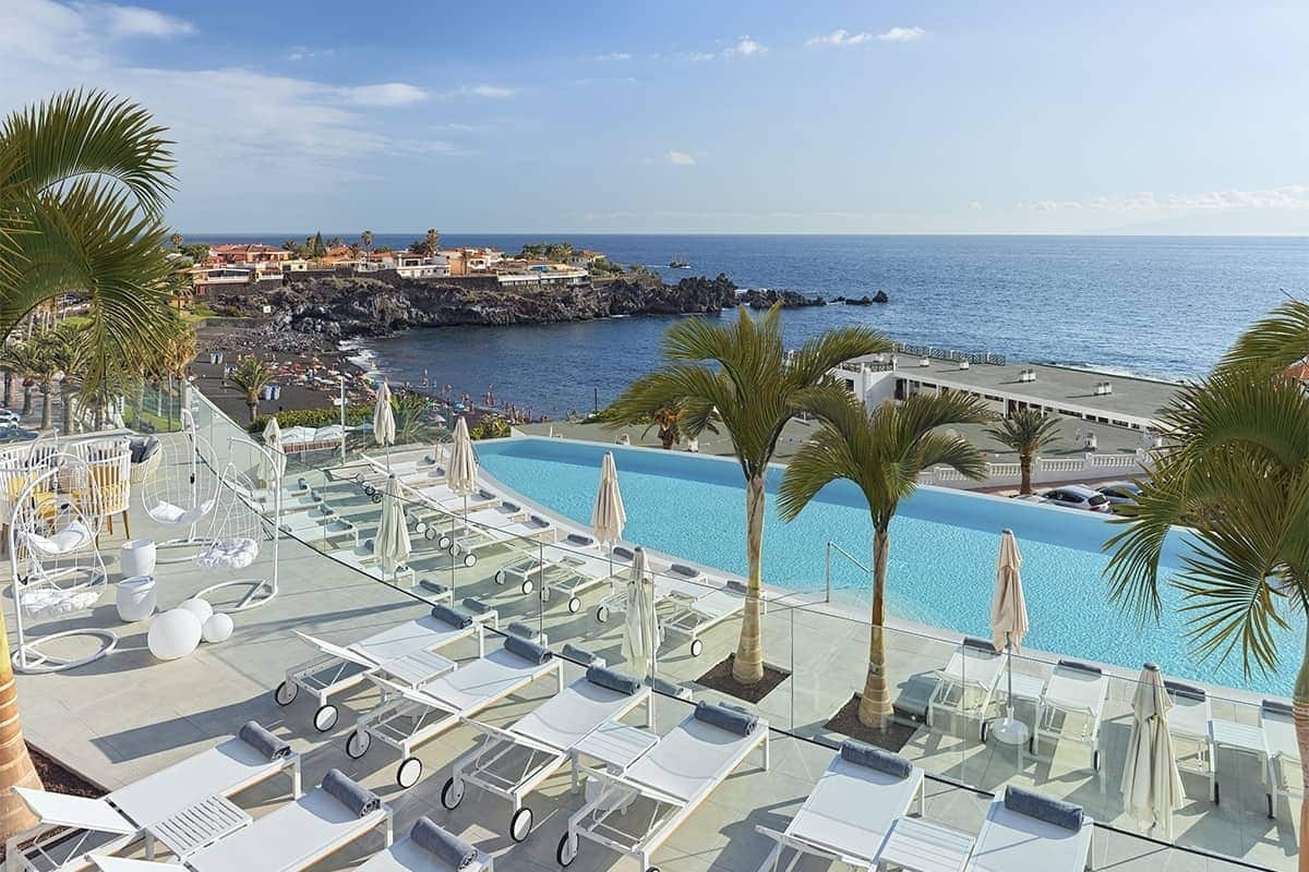 ein Hotel mit einem Infinity-Pool mit Blick auf den Ozean