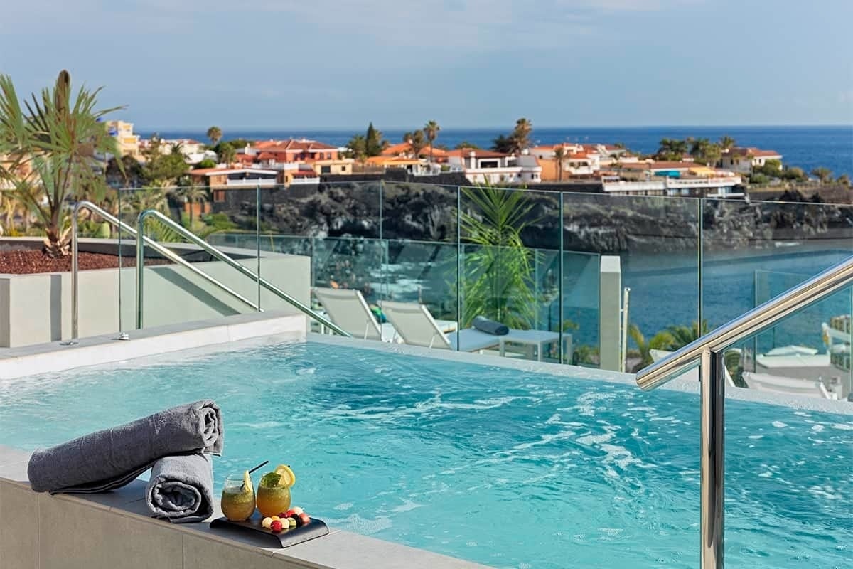 ein großer Pool mit Blick auf den Ozean