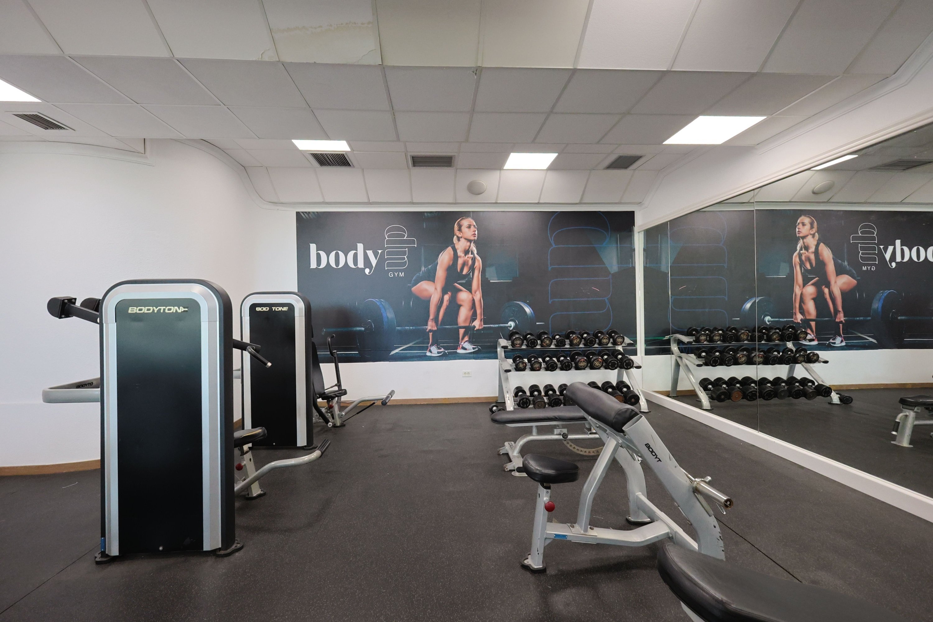 ein Fitnessstudio mit zwei ellipticals und einem Laufband