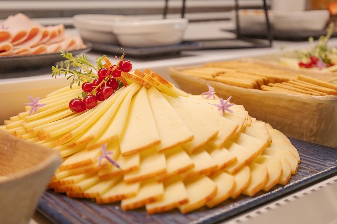 un plato de queso y galletas en una mesa