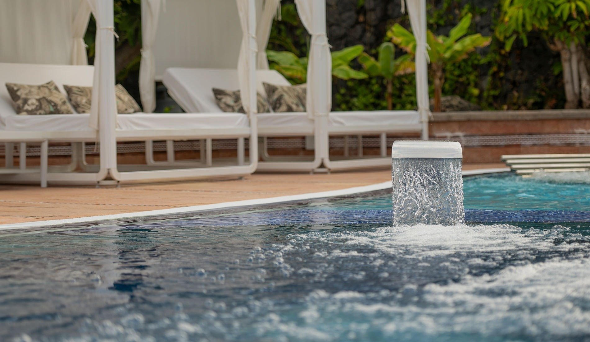 un homme se trouve dans une piscine avec vue sur l' océan