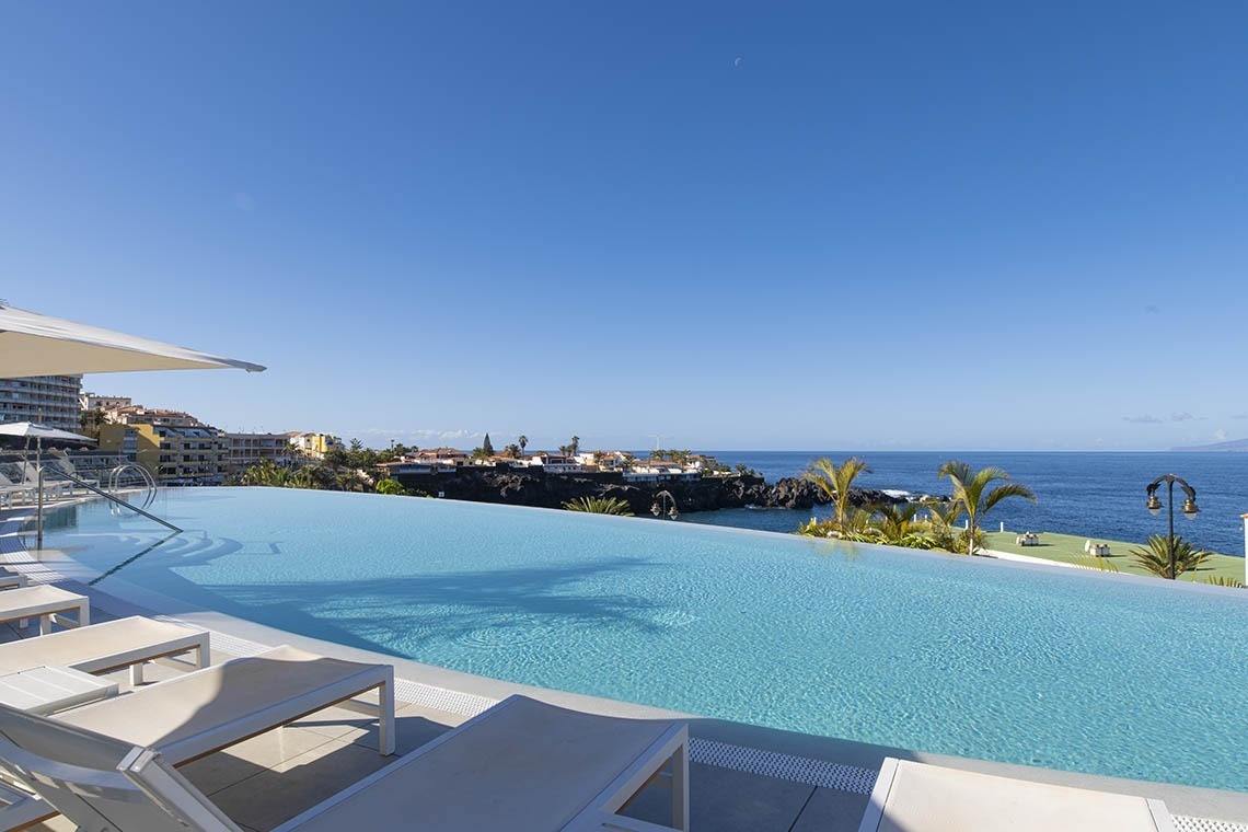 ein Infinity-Pool mit Blick auf das Meer