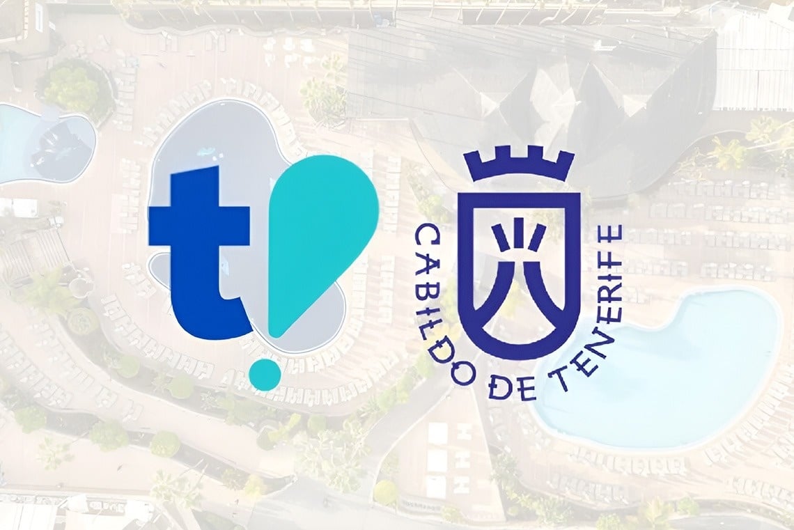 un logo de tenerife est posé sur une photo aérienne d' une piscine