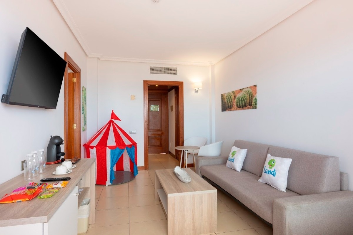 ein Wohnzimmer mit einem Couchtisch und einem Fernseher