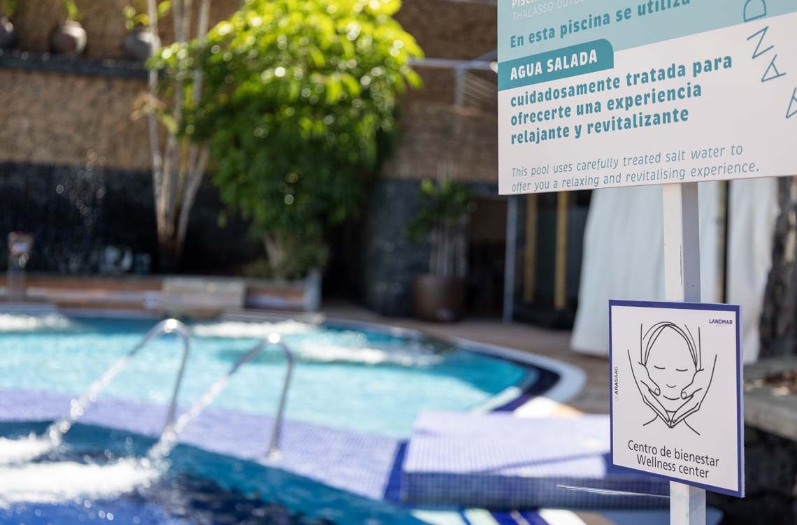 Piscina Landmar con agua salada tratada para una experiencia relajante y revitalizante.