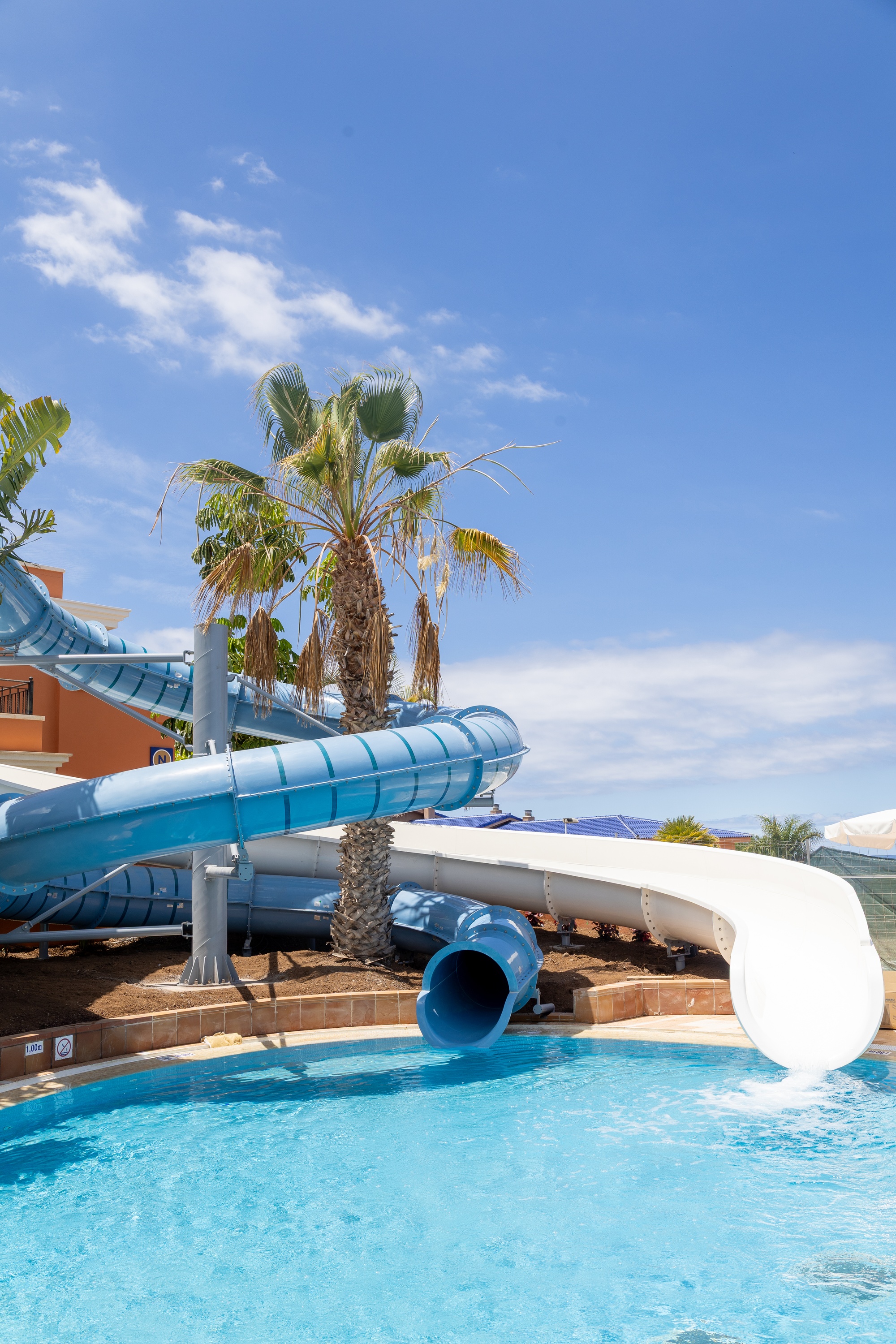 Luftaufnahme des Landmar Resorts mit Wasserrutschen und Pool.