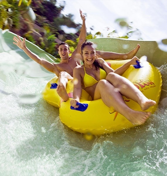 une pagode jaune est entourée d' arbres et de bâtiments
