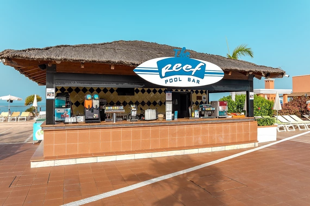 un bar de piscine avec une enseigne bleue et blanche