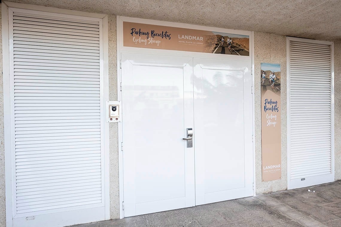 una puerta blanca con un cartel que dice palma bicicletas