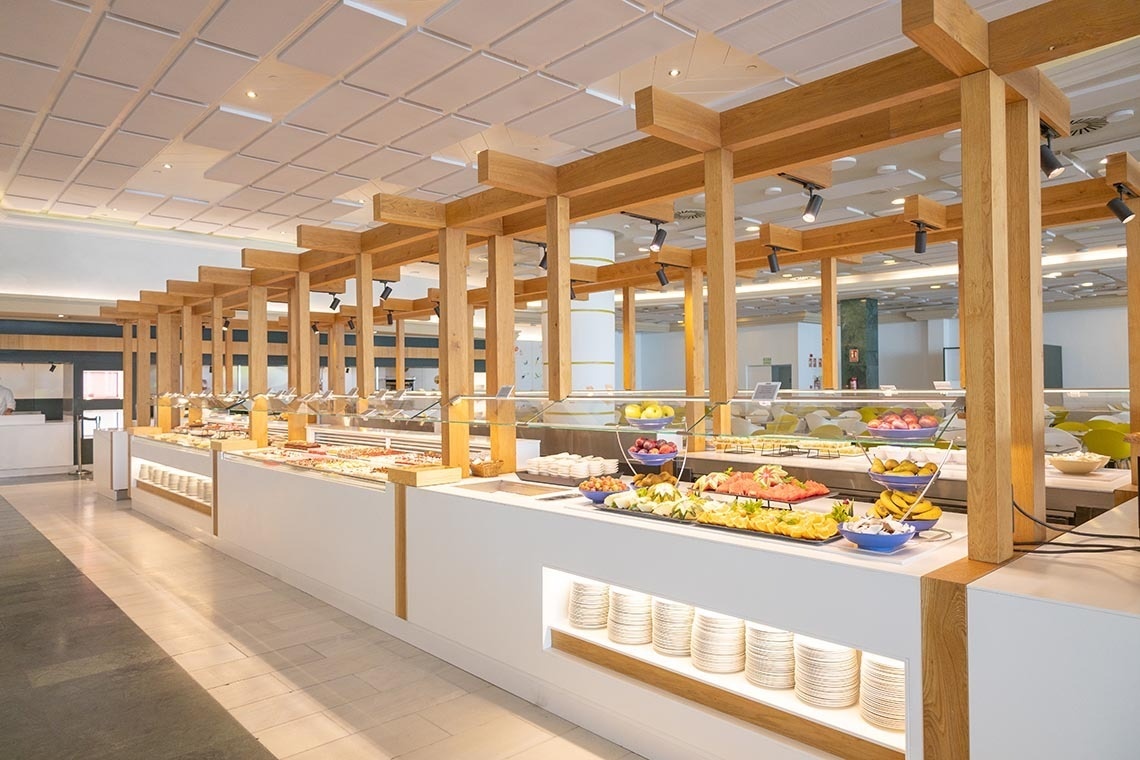 un buffet con muchos platos de frutas y verduras