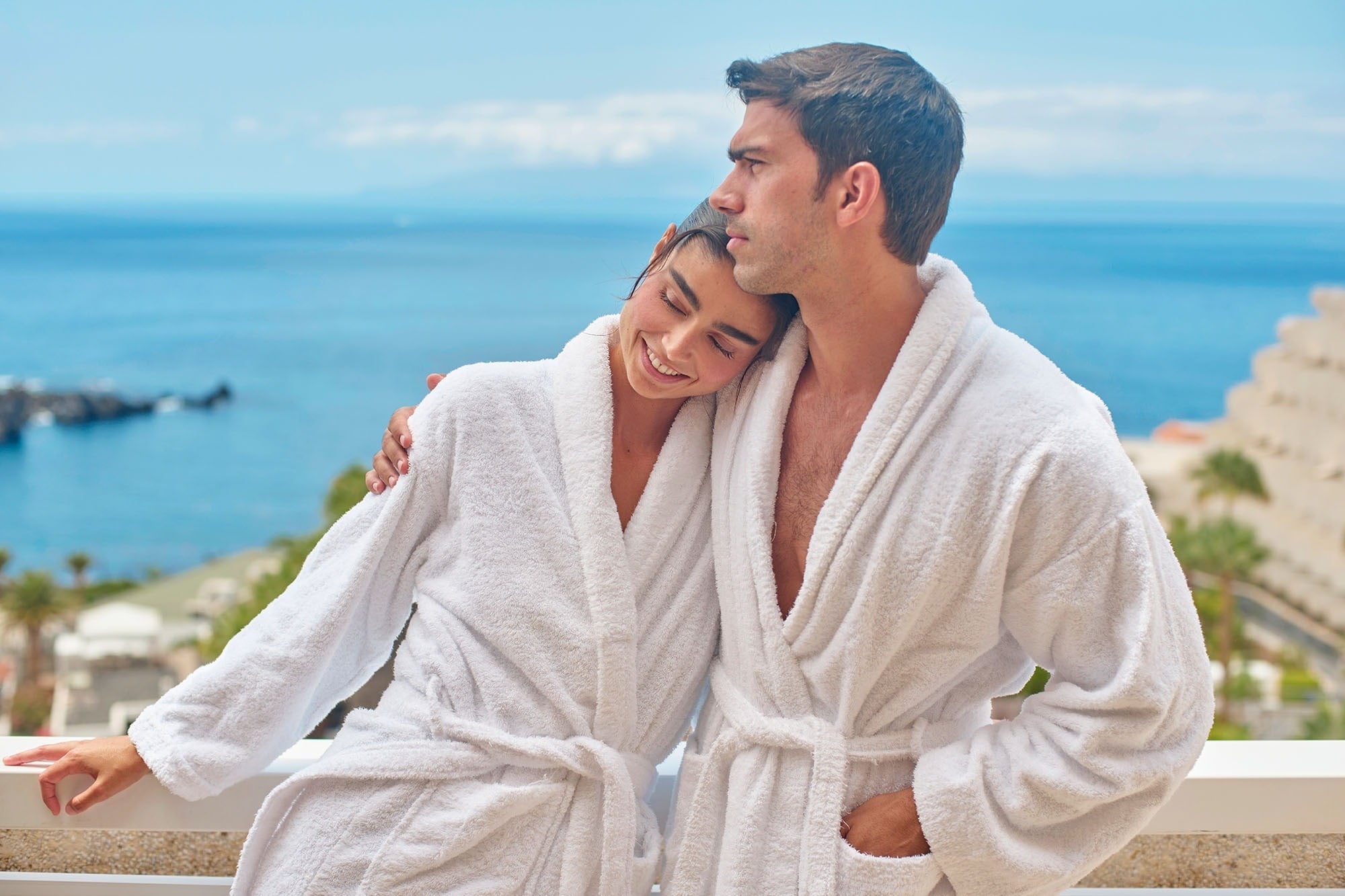 una mujer con sombrero y gafas de sol se relaja en una piscina