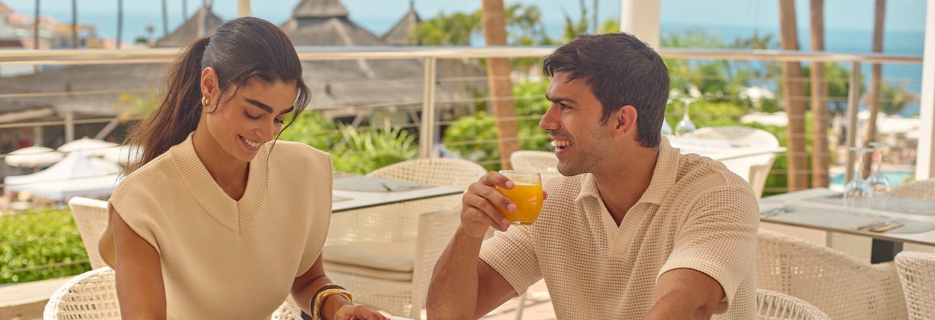 un groupe de personnes assises à des tables dans un restaurant