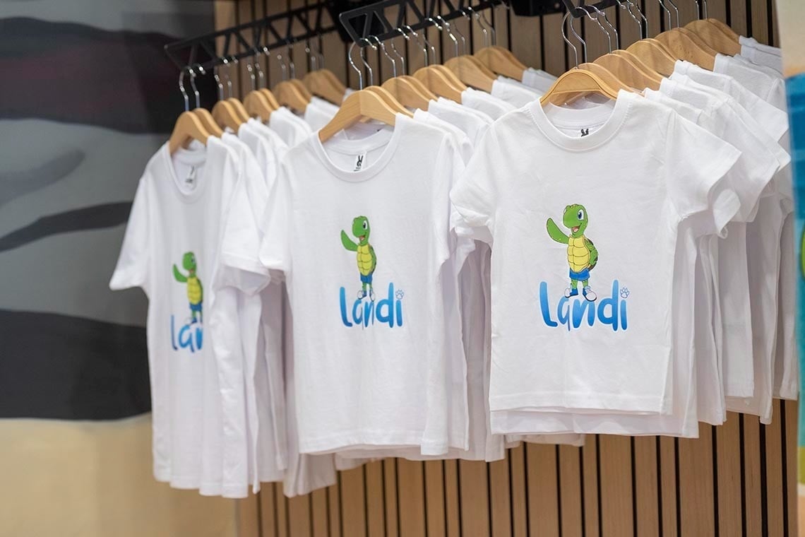 a bunch of white shirts with the word landi on them