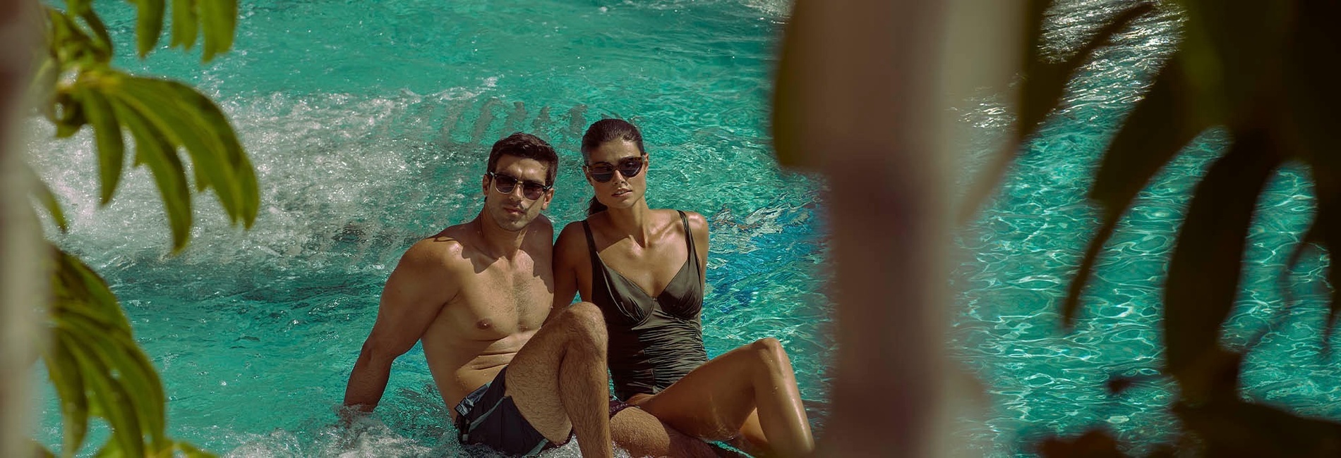 un groupe de personnes assises à des tables dans un restaurant