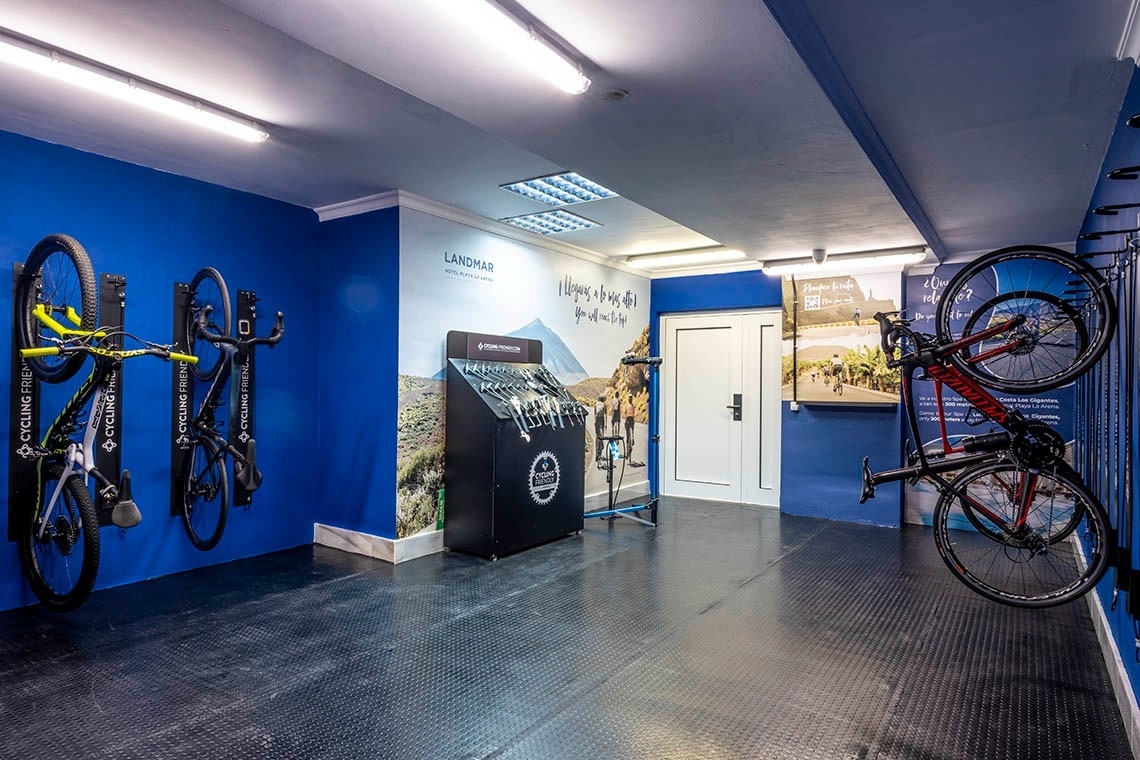 una habitación con paredes azules y algunas bicicletas