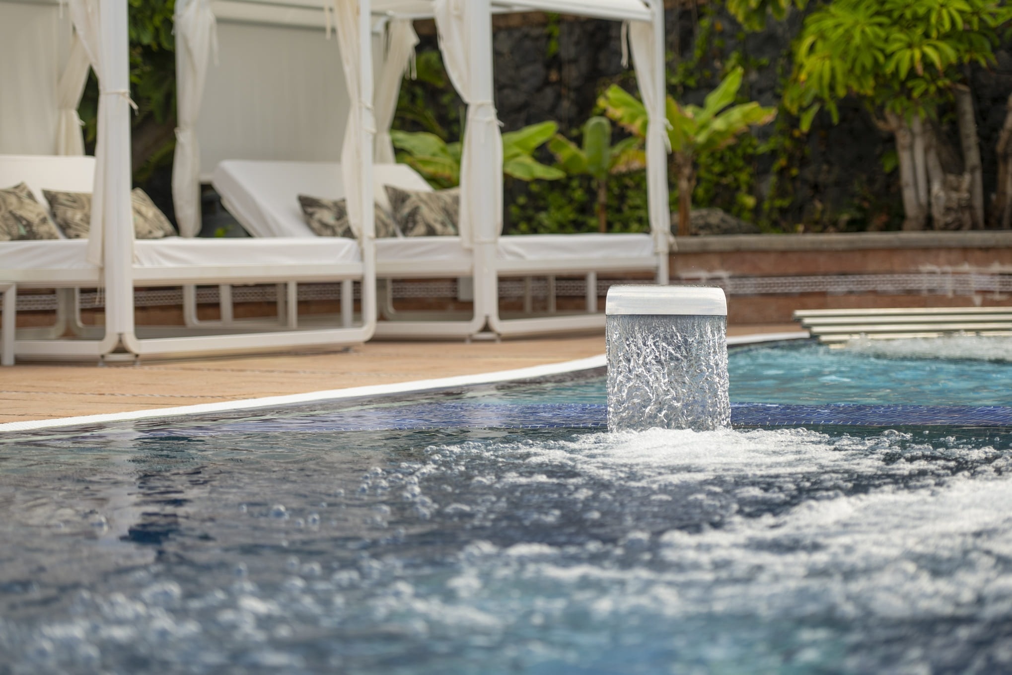 una fuente de agua que fluye en una piscina