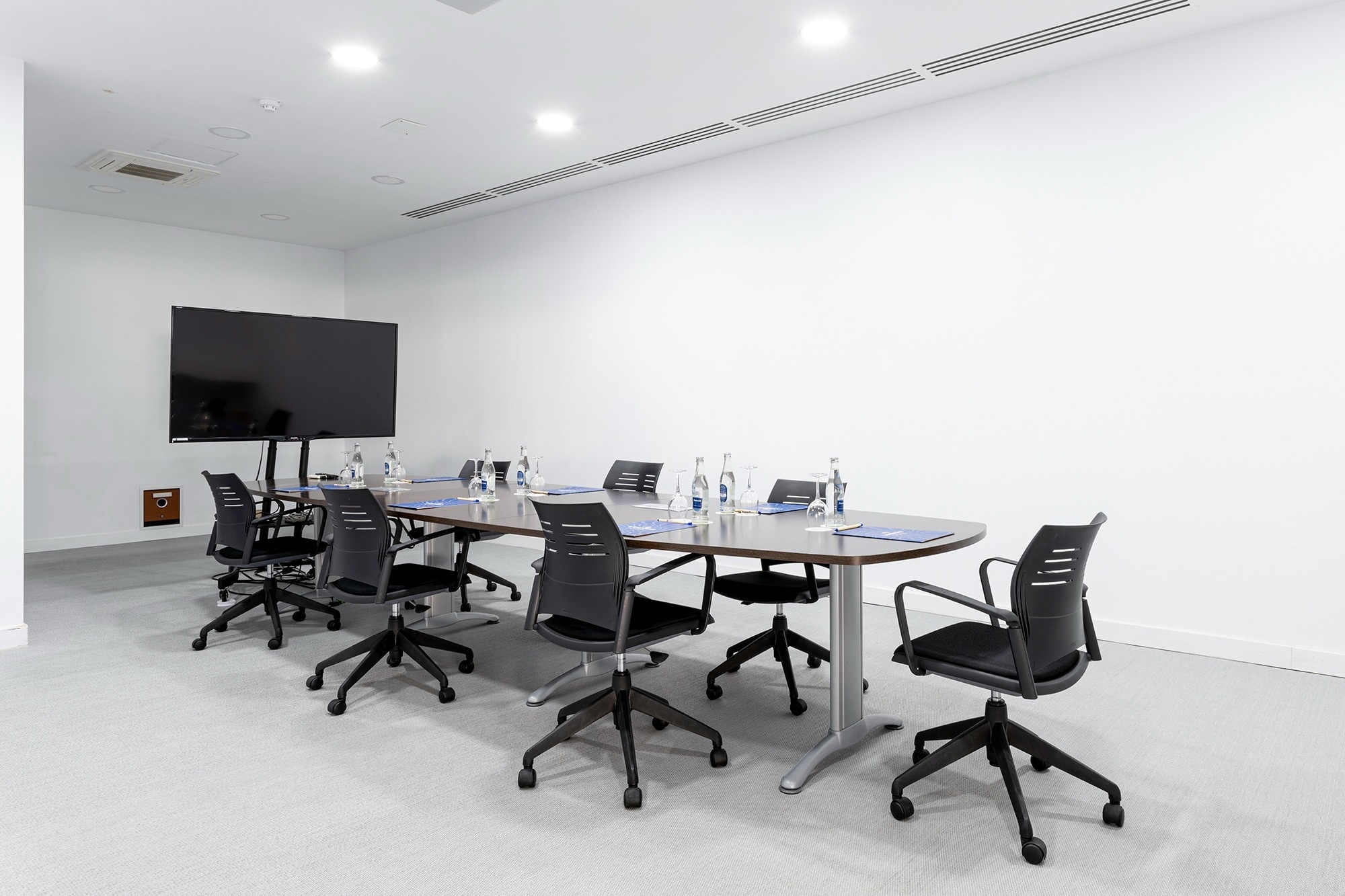 ein Konferenzraum mit einem langen Tisch und Stühlen