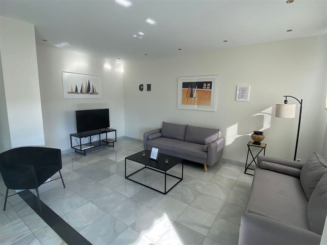 una sala de estar con un sofá y una televisión