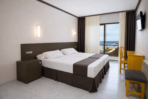 una habitación de hotel con camas , sillas y una mesa