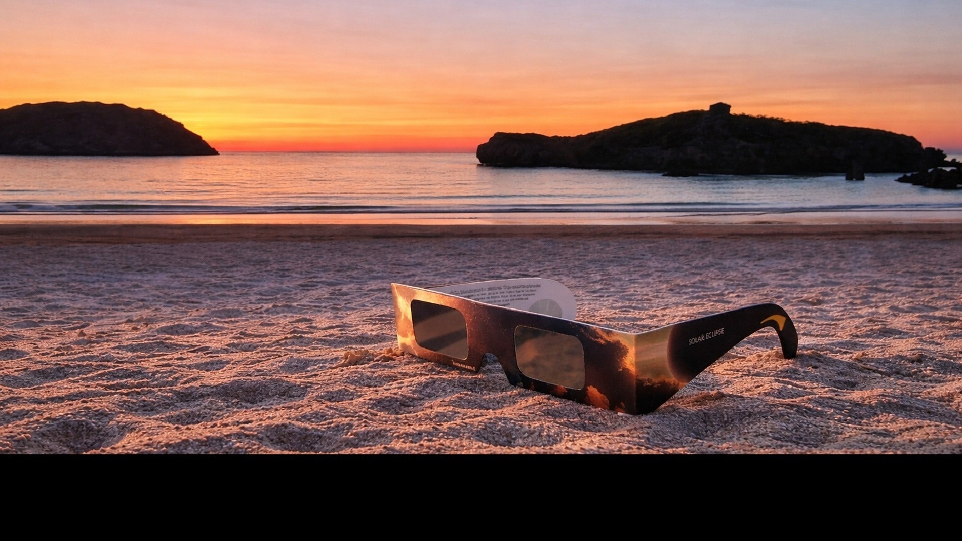 una persona sostiene un teléfono inteligente frente a un teclado