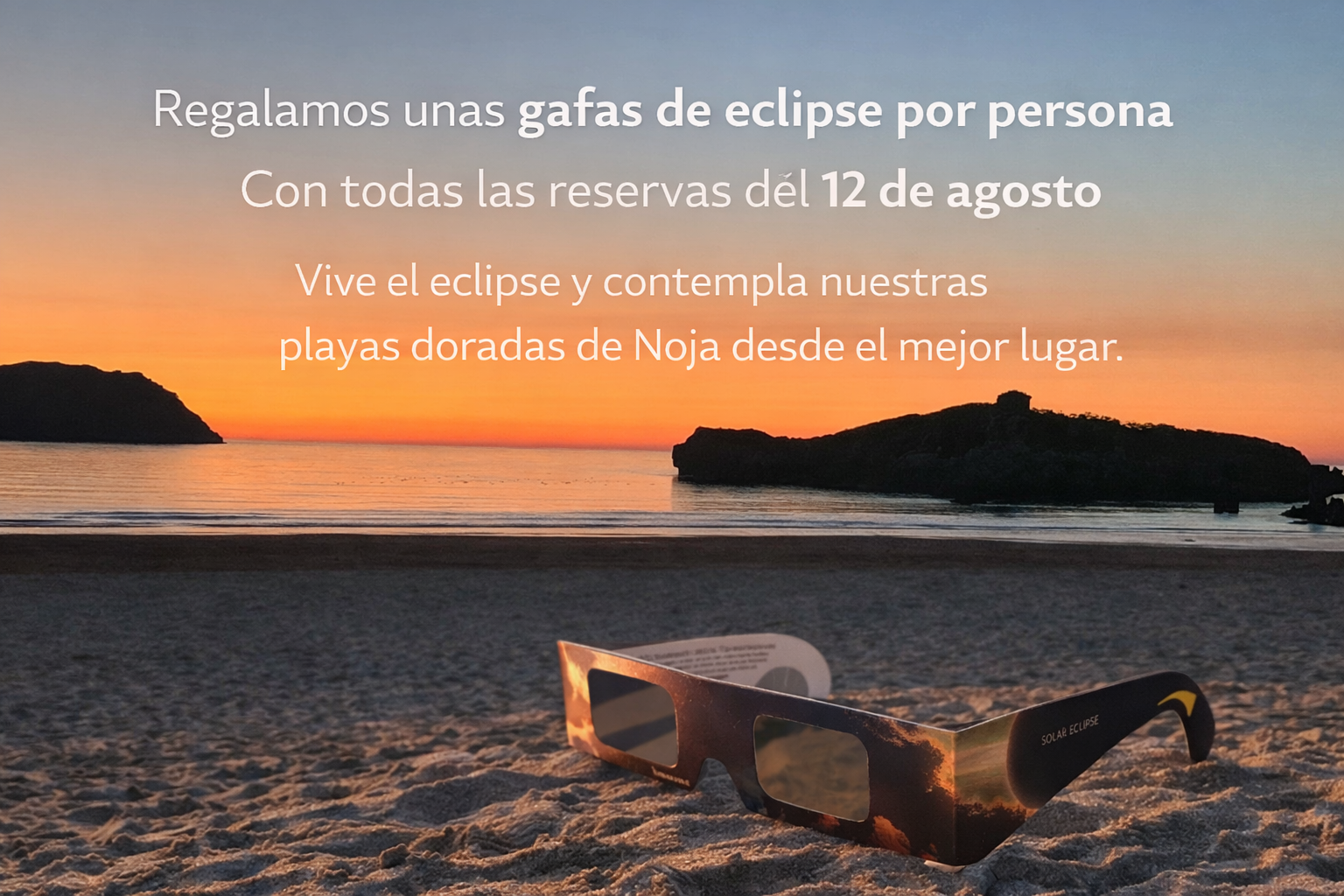 Una imagen muestra unas gafas de eclipse solar en una playa arenosa al atardecer, con texto que anuncia gafas gratuitas para reservas el 12 de agosto para ver el eclipse desde las playas de Noja.