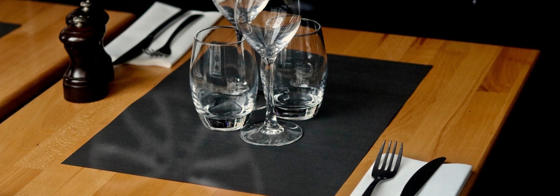 tres copas de vino están sobre una mesa de madera