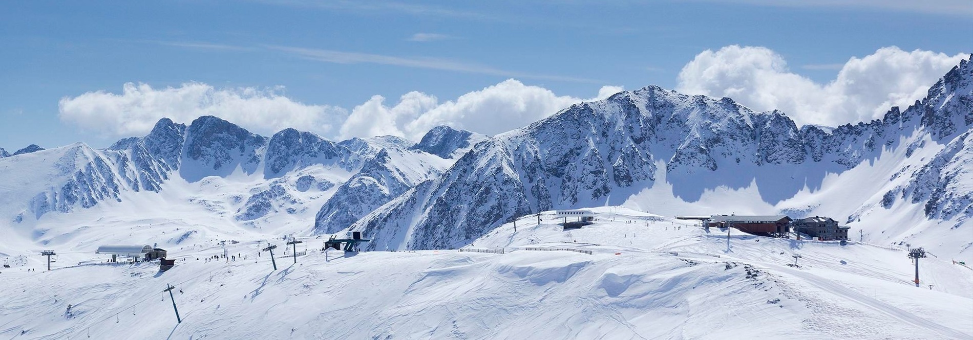 un lago en medio de un valle rodeado de montañas