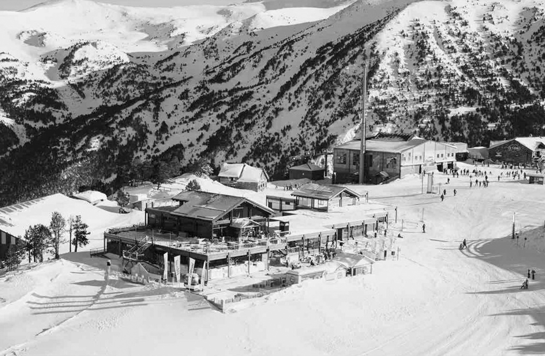una sala de estar con un sofá y una mesa=s1900