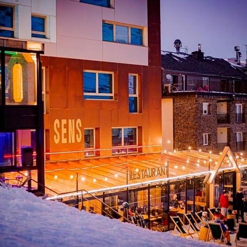 un edificio con la palabra sens en la parte delantera