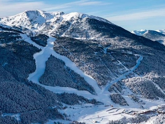 un edificio de piedra con la palabra les frases en la pared