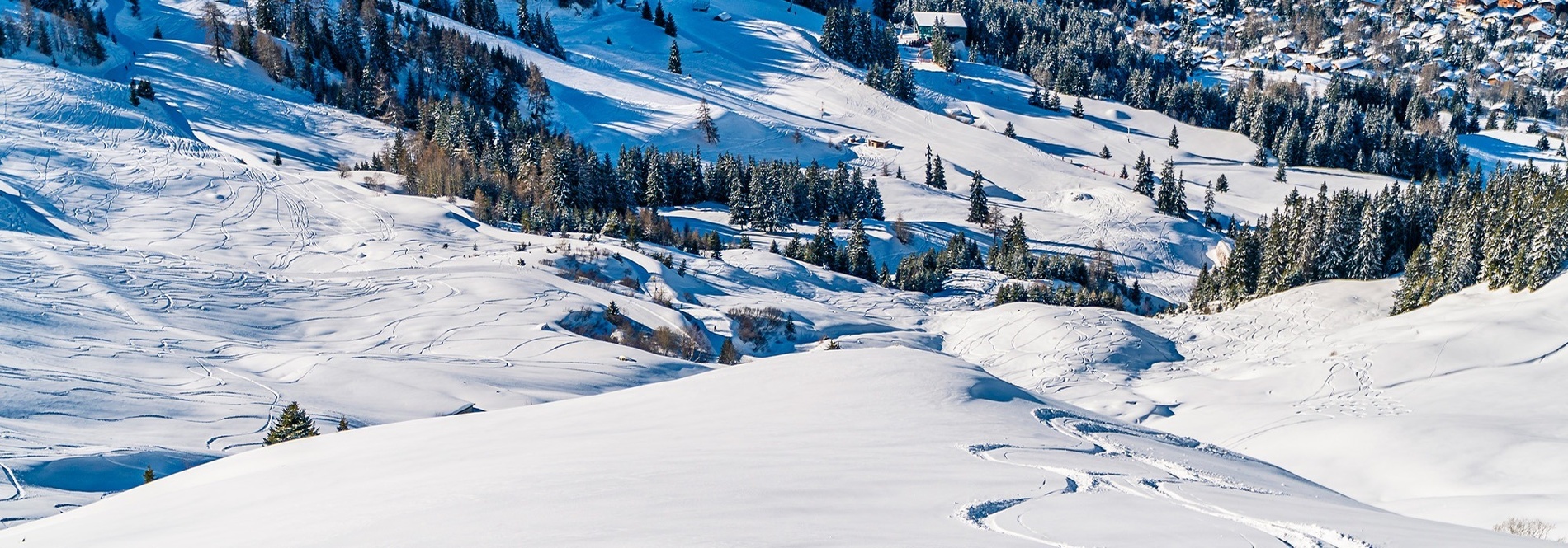 un edificio de piedra con el restaurante les brases en la parte delantera