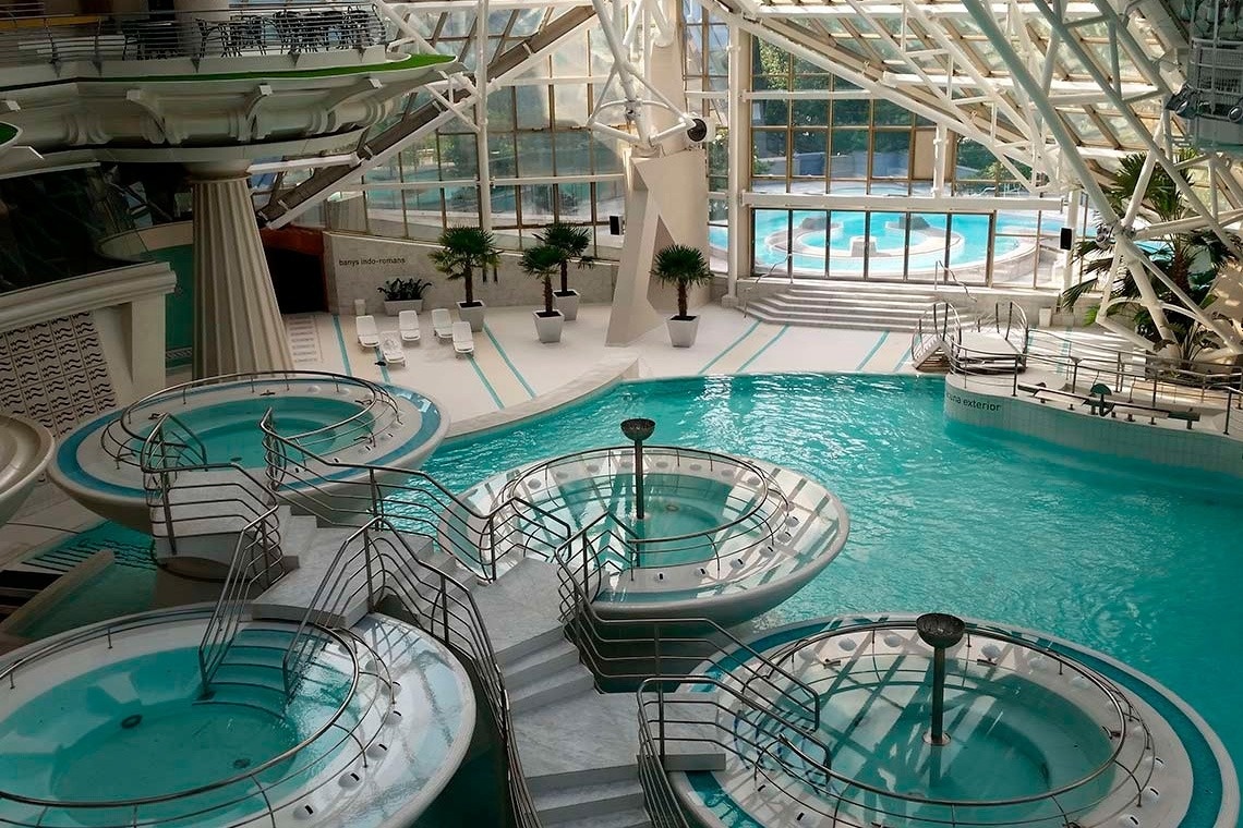 un grupo de personas están remando en un bote rojo en un río