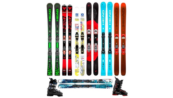 un montón de esquís y botas están alineados uno al lado del otro