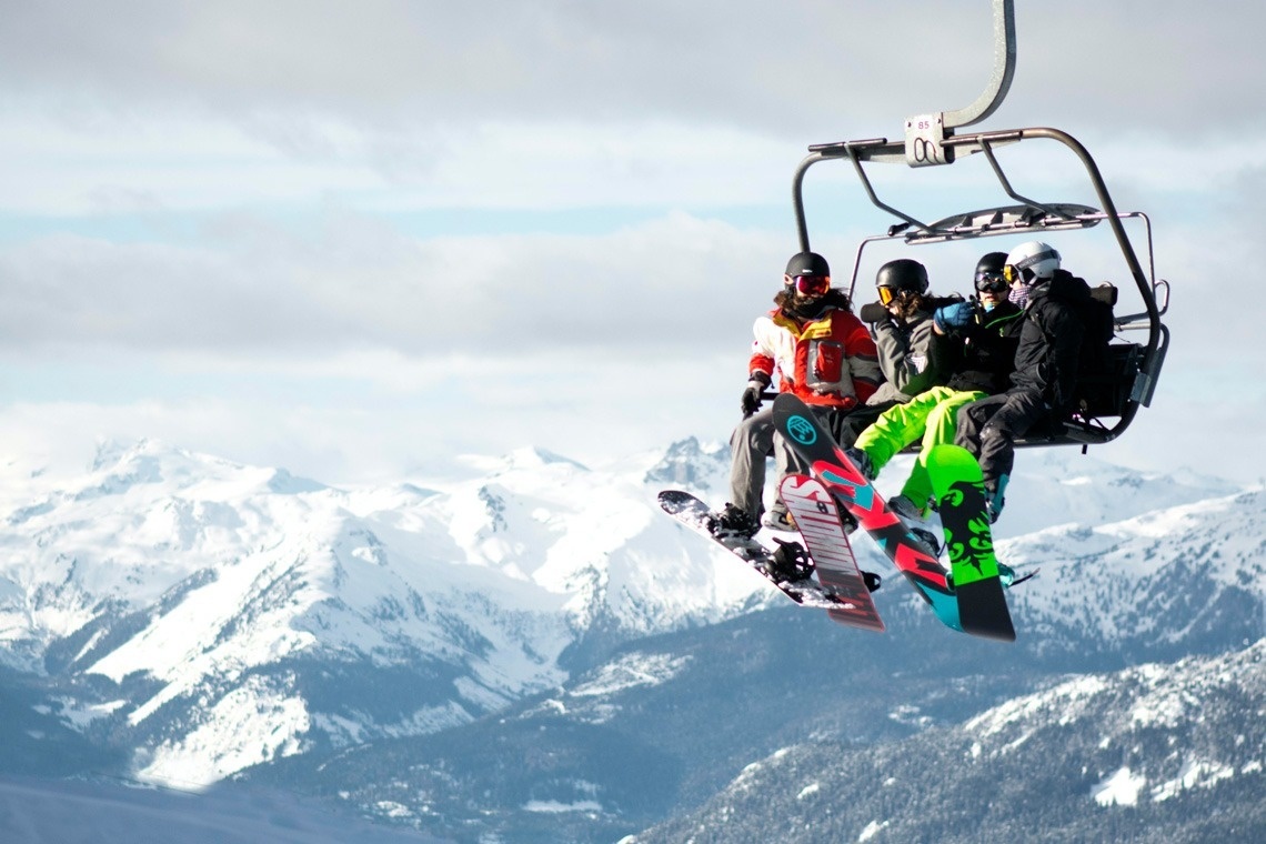 un grupo de personas están remando en un bote rojo en un río