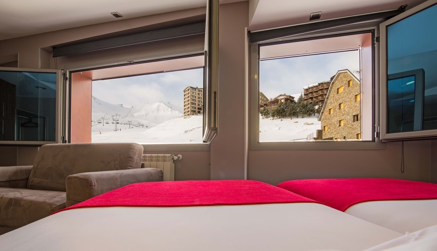 una sala de estar con un sofá amarillo y una mesa