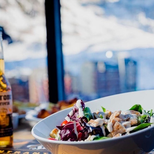 un tazón de ensalada y una botella de corona cerveza