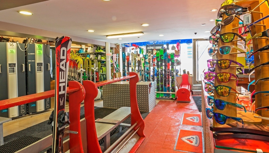 un grupo de esquiadores están sentados en un teleférico y uno de ellos lleva un casco que dice pret