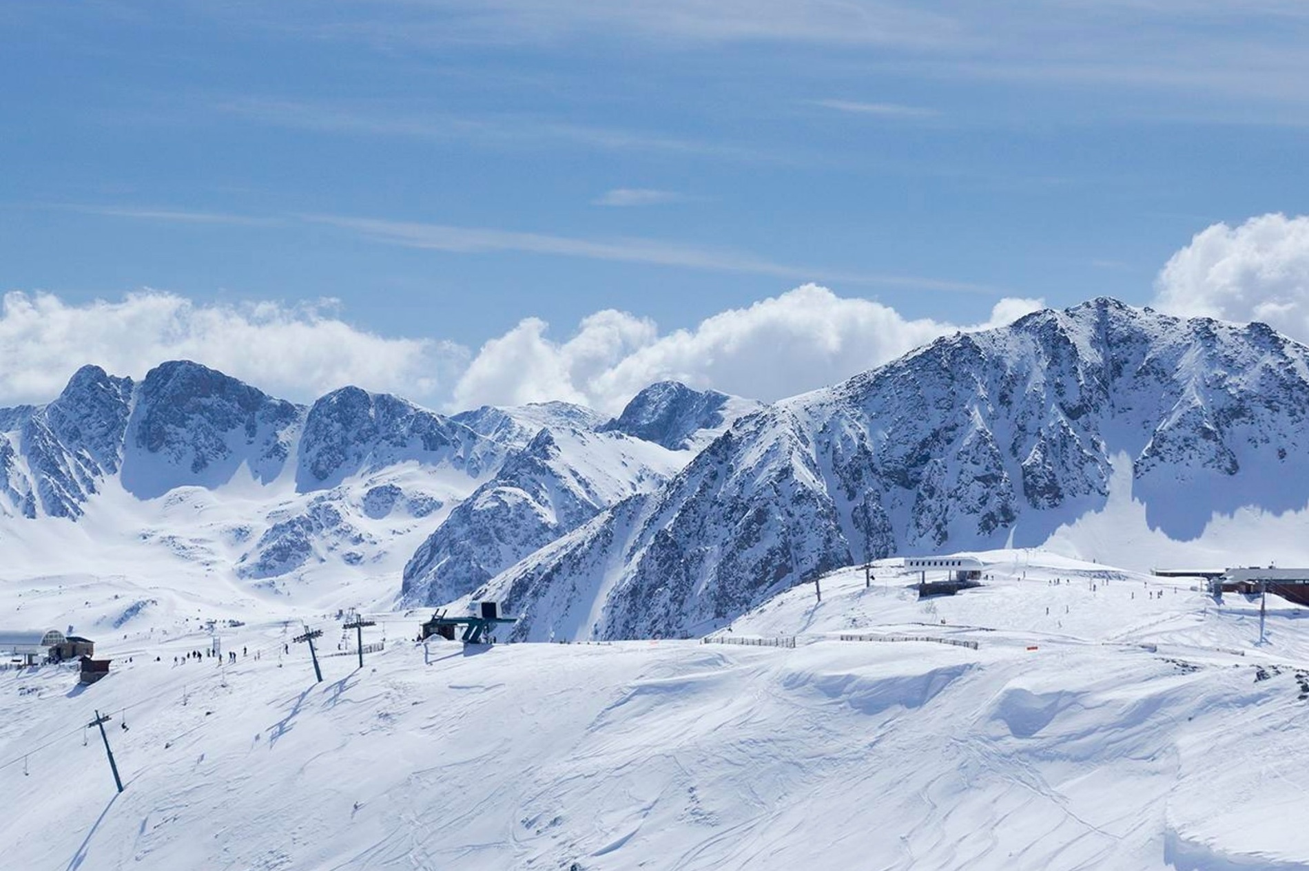 una vista aérea de un pueblo con un río y un edificio con un cuchillo y tenedor en la pared