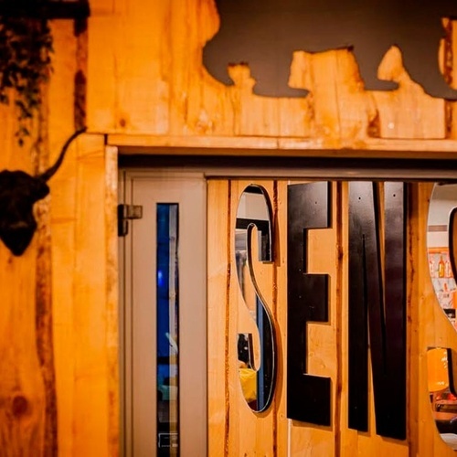 una puerta de madera con la palabra levis en la puerta