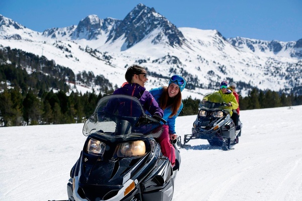 un lago rodeado de montañas en un día nublado