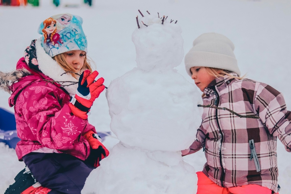 un grupo de personas están remando en un bote rojo en un río