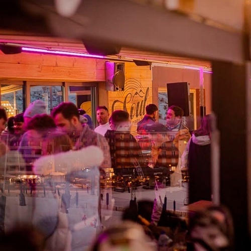 un grupo de personas se reúnen en una habitación con un letrero que dice chill