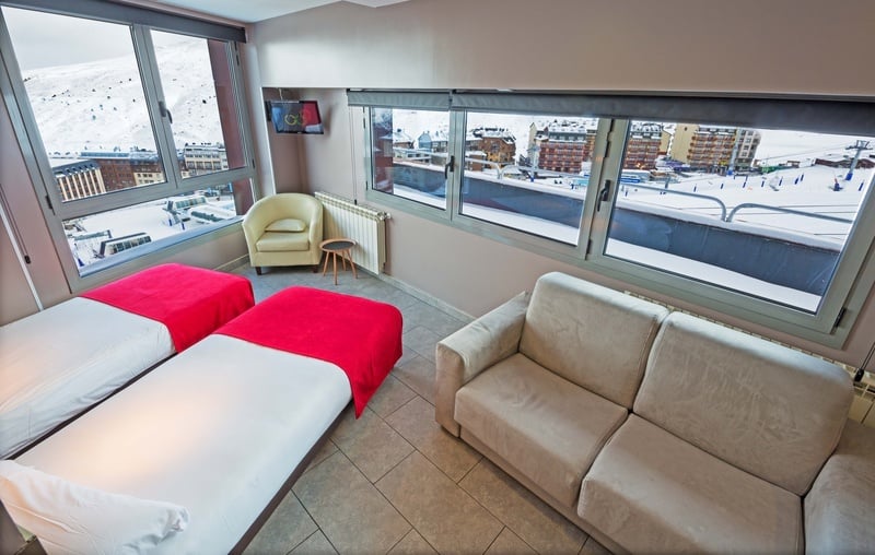 APARTAMENTO CUATRO PERSONAS - una habitación con dos camas y una litera